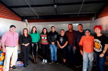 ONGs que defendem a causa animal recebem doação de ração da Defesa Civil 
