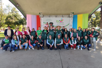 FEIRANTES DA PRAÇA RECEBEM COLETES DURANTE O DIA C DE COOPERAR