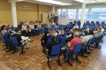 Prefeito Paulo Cattaneio e integrantes da Secretaria de Agricultura e Indústria e Comércio se reúnem com participantes da Feira da Praça