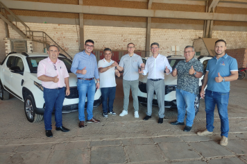 Administração Municipal entrega dois novos veículos para as Secretarias de Obras e Agricultura