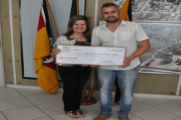 Jésun Oliveira recebe cheque de R$ 1,5 mil da campanha Sua Nota Vale prêmios