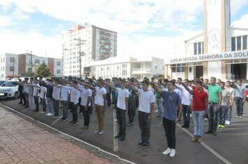 Jovens dispensados do Serviço Militar prestam juramento à Bandeira em Soledade