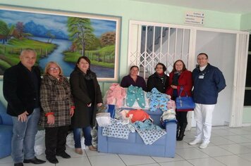 Grupo Amigos Solidários realiza doação de enxovais para bebês