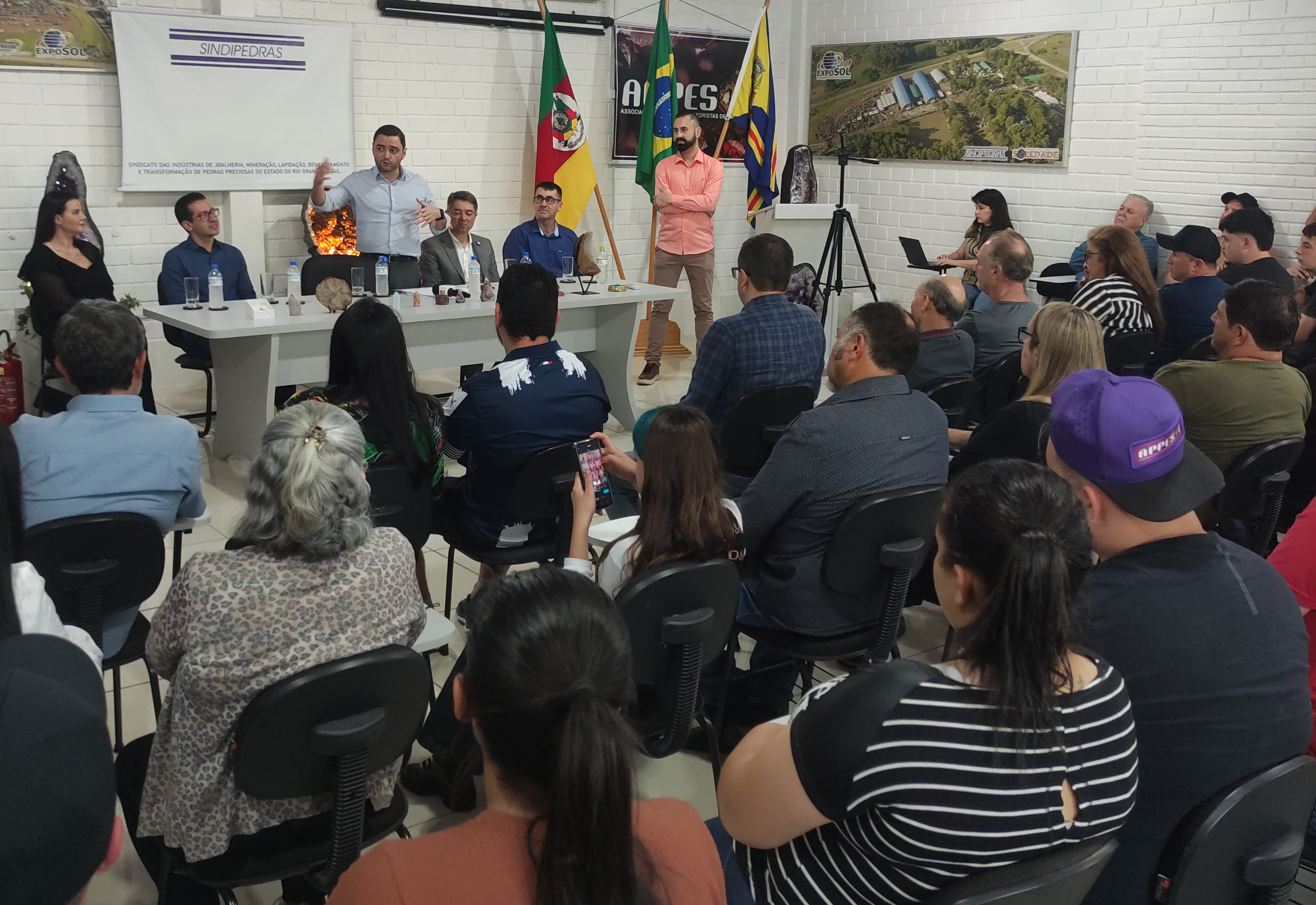 GOVERNO DO ESTADO ANUNCIA LINHA DE CRÉDITO DE R$ 5 MILHÕES PARA O SETOR PEDRISTA 