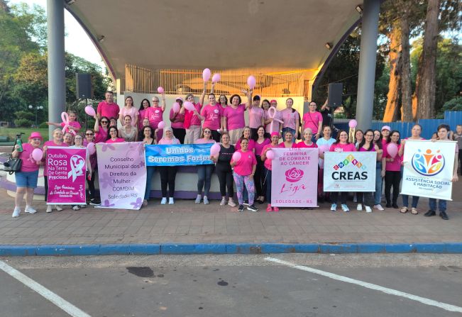 Mulheres participam de caminhada alusiva ao Outubro Rosa em Soledade