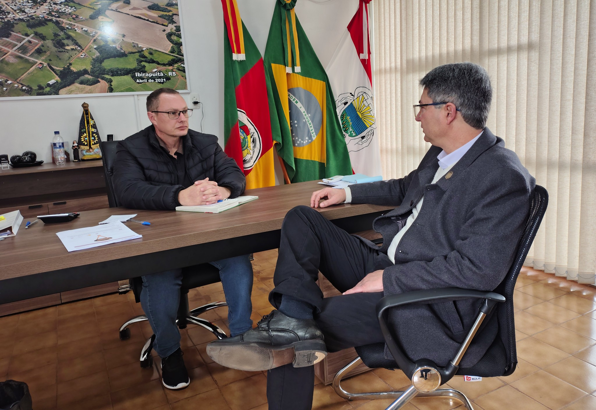 EXECUTIVO DE SOLEDADE SE REÚNE COM O PREFEITO EM EXERCÍCIO DE IBIRAPUITÃ PARA TRATAR SOBRE A PONTE QUE LIGA OS MUNICÍPIOS 