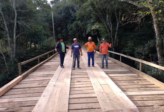 A Secretaria de Obras de Soledade realizou nesta sexta-feira, 14/04 a reforma parcial da ponte do Mato Alto, interior de Soledade, divisa com Ibirapuitã.