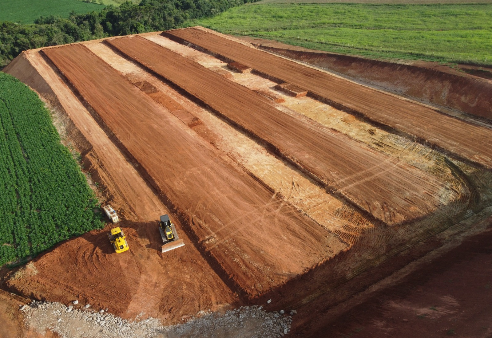 Prefeito Cattaneo acompanha obras de terraplanagem na Granja São Francisco