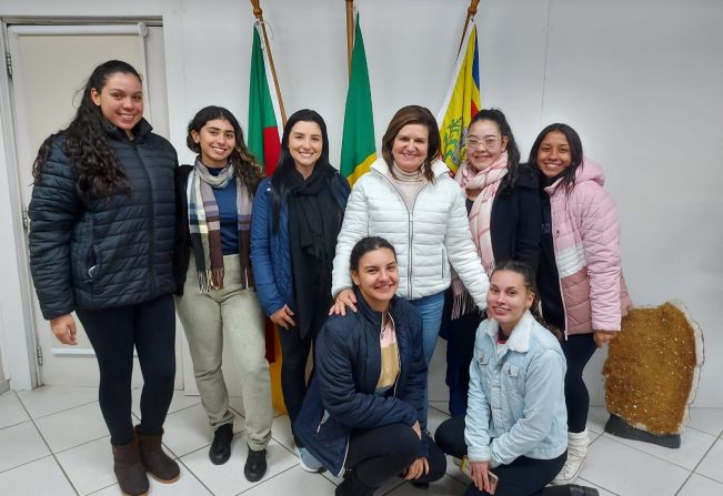As alunas da Oficina de Dança do Departamento Cultural da SMECD, juntamente com a professora Taciane F. Pinto, estiveram no Gabinete da Prefeita Marilda, na tarde de quarta-feira, dia 14.06