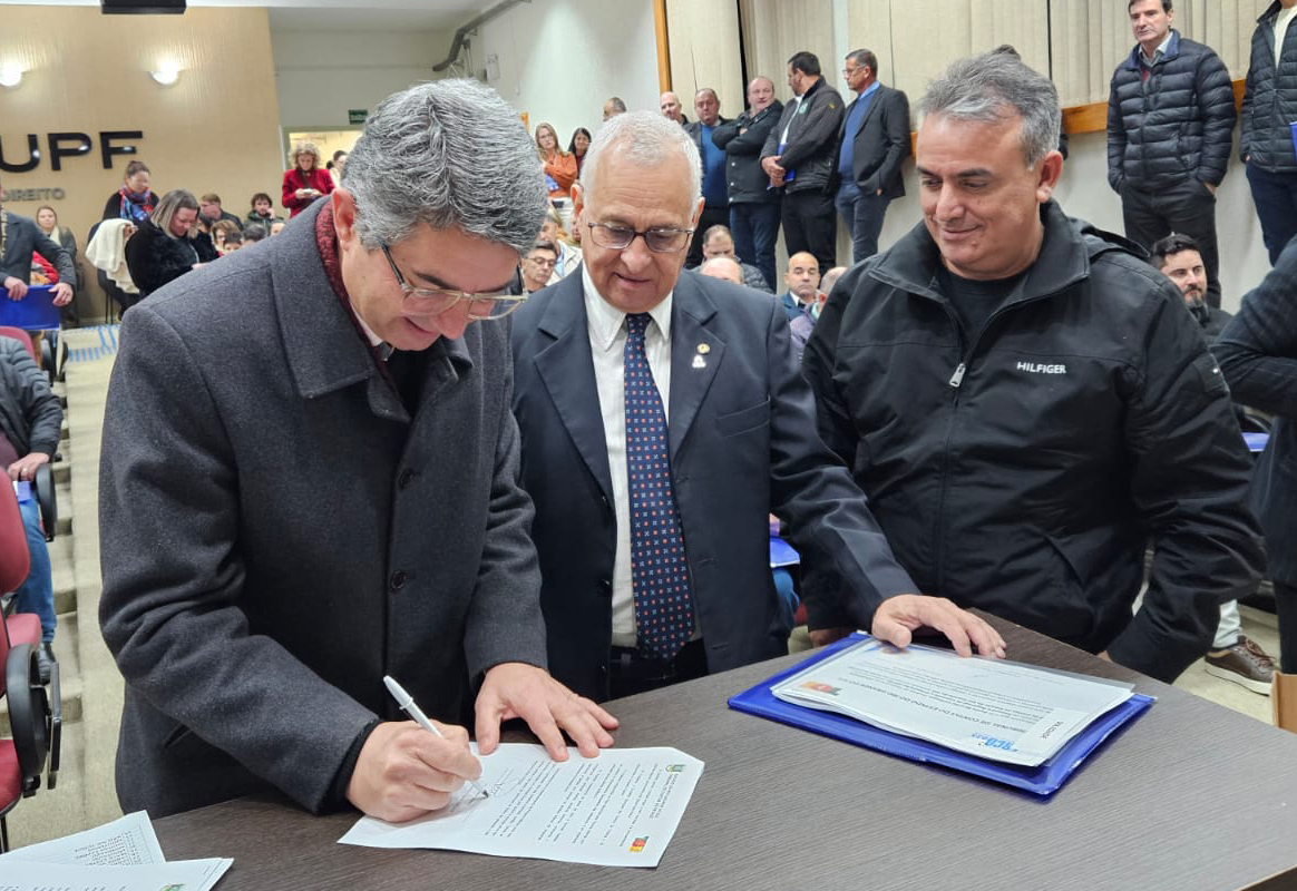 PREFEITO E VICE DE SOLEDADE PARTICIPAM DO 15º ENCONTRO REGIONAL DE CONTROLE E ORIENTAÇÃO DO TCE-RS