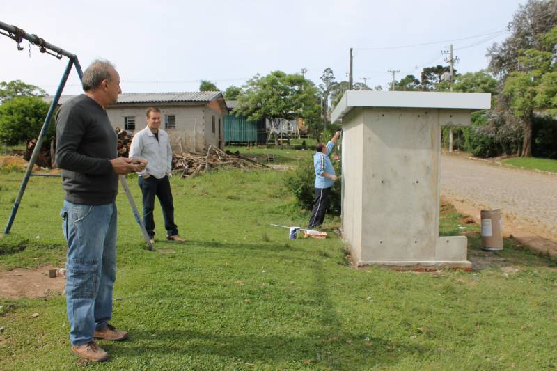 Paradas de ônibus estão sendo construídas no Município