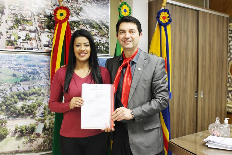 Prefeito Cattaneo entrega autorizações de doação de lotes