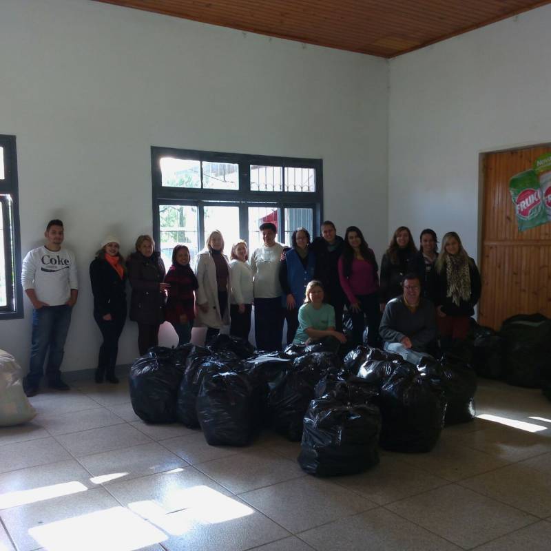 Secretaria Municipal da Assistência Social realiza separação de roupas recolhidas na Campanha do Agasalho