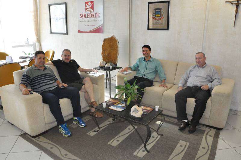 Prefeito Cattaneo recebe dirigentes da AAFS para discutir futuro da equipe
