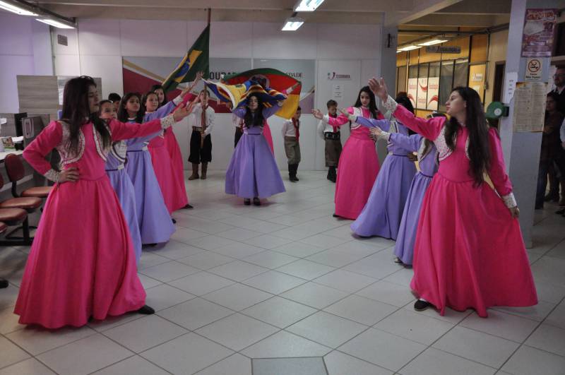 Escola Municipal Joaquim Floriano Peixoto encanta com apresentações artísticas na Semana Farroupilha