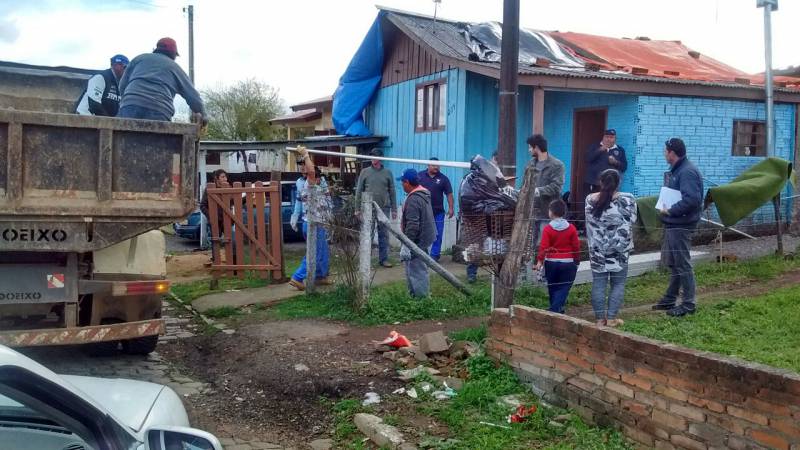 Distribuição de telhas para famílias atingidas pelo temporal de granizo está ocorrendo em Soledade