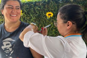 Trabalhadores da educação infantil recebem vacina contra coqueluche