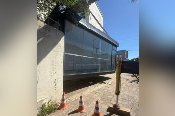 PREFEITURA DE SOLEDADE REMOVE CONTÊINER AO LADO DA AGÊNCIA DOS CORREIOS