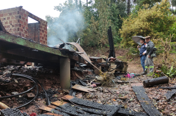 PREFEITURA DE SOLEDADE AUXILIA FAMÍLIA QUE PERDEU RESIDÊNCIA EM INCÊNDIO NO BAIRRO BOTUCARAÍ