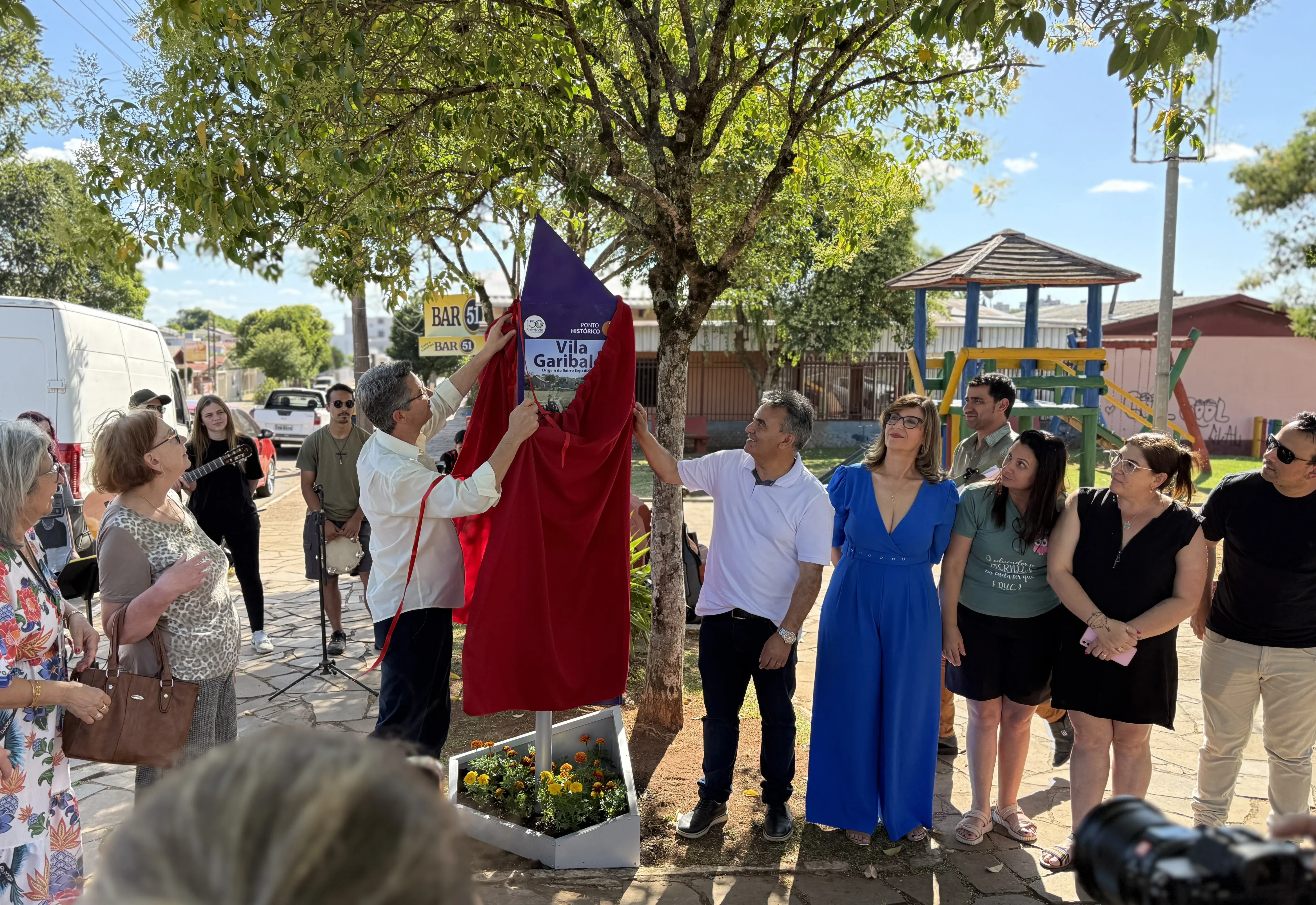 TÓTEM CULTURAL SOBRE JÚLIA LOPES DE ALMEIDA E VILA GARIBALDI RESGATA MEMÓRIAS DO BAIRRO EXPEDICIONÁRIO