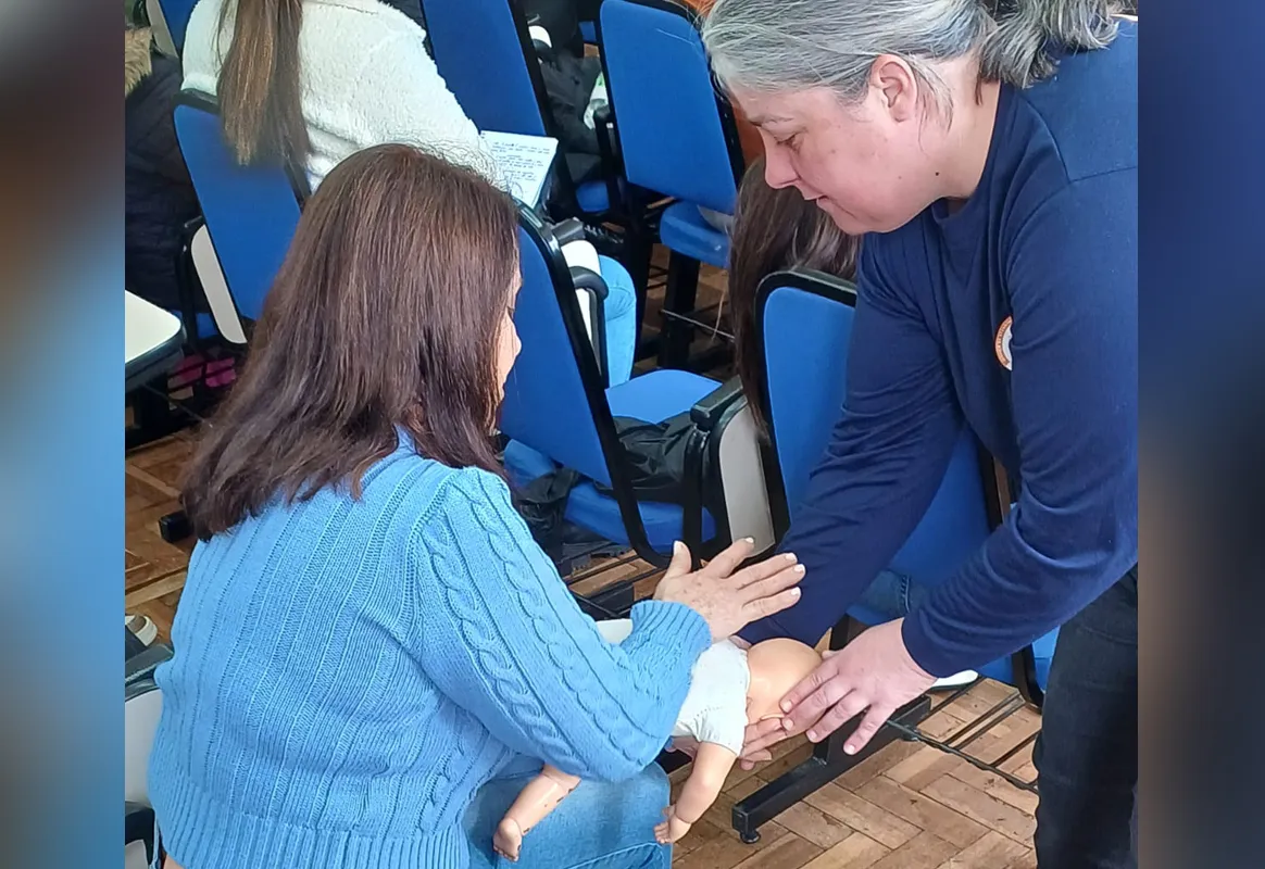 PROFESSORES E FUNCIONÁRIOS DAS ESCOLAS MUNICIPAIS PARTICIPAM DE CURSO DE PRIMEIROS SOCORROS
