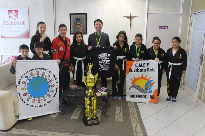 Alunos de escolas municipais participam de Campeonato Brasileiro de Taekwondo e Hapkido em Curitiba