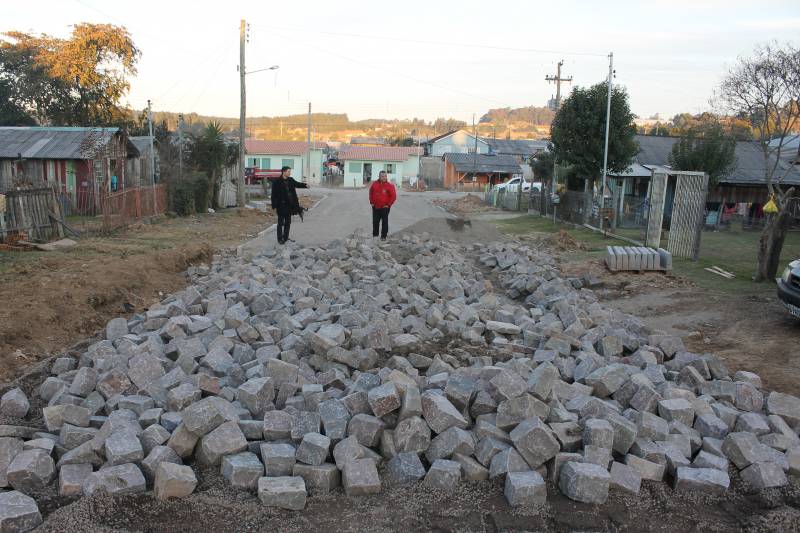 Prefeito Cattaneo vistoria obras de pavimentação e passeios públicos no bairro Botucaraí