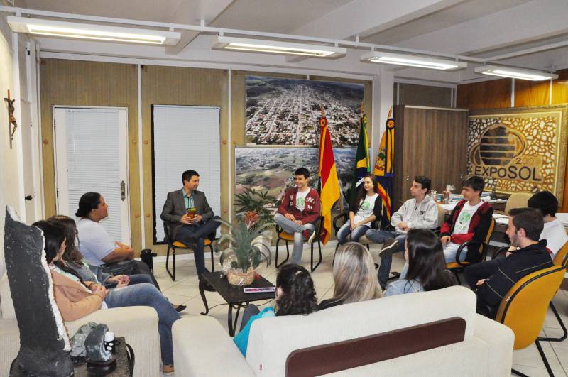 Estudantes que participam da UFRGSMUNDI visitam o Gabinete do Prefeito Cattaneo